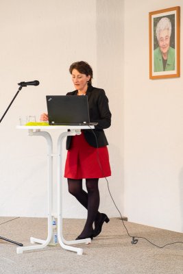 Joanna Zacharaki, Stadträtin, bei ihrer Rede, am Rednerpult
